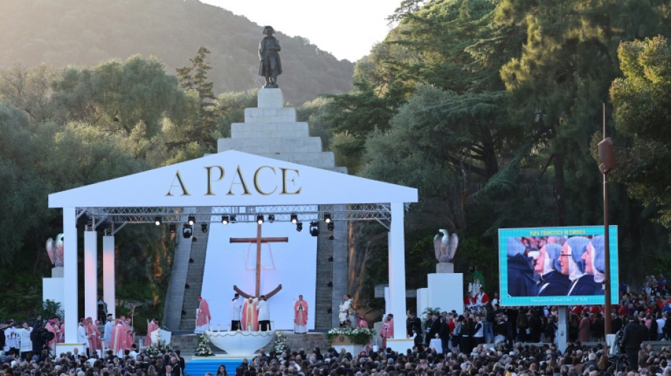 Papst Franziskus h&auml;lt Messe bei historischem Besuch auf Korsika 