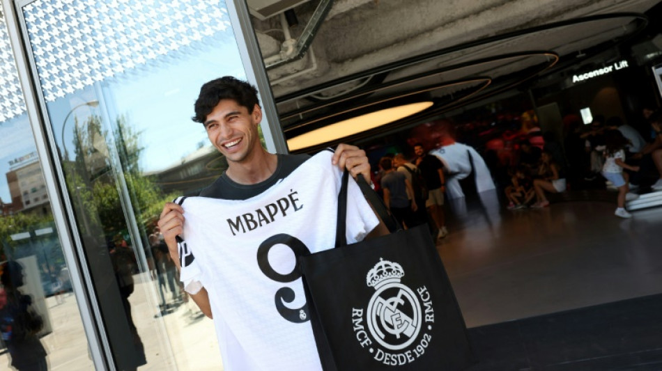 Foot: Mbapp&eacute; fait ses premiers pas au stade Bernabeu, pour une pr&eacute;sentation &agrave; guichets ferm&eacute;s