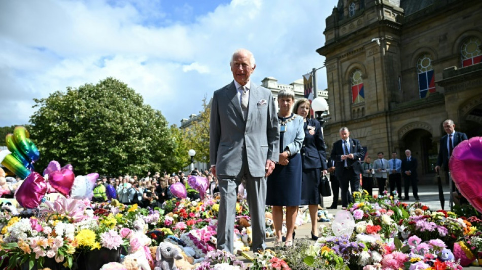 Charles III &agrave; Southport, trois semaines apr&egrave;s le meurtre de trois fillettes