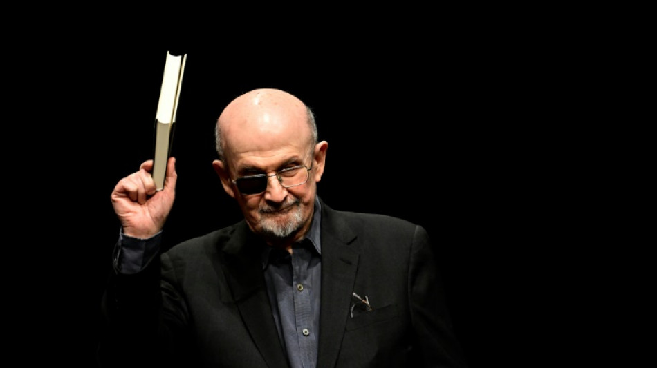 Le proc&egrave;s de l'assaillant de Salman Rushdie entre dans le vif du sujet