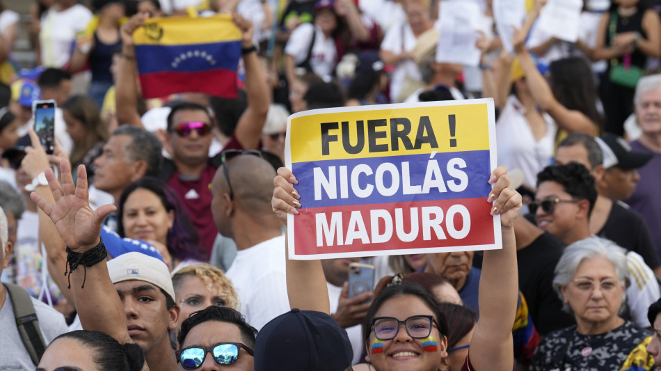L'Argentina ordina l'arresto di Maduro per reati di lesa umanit&agrave;