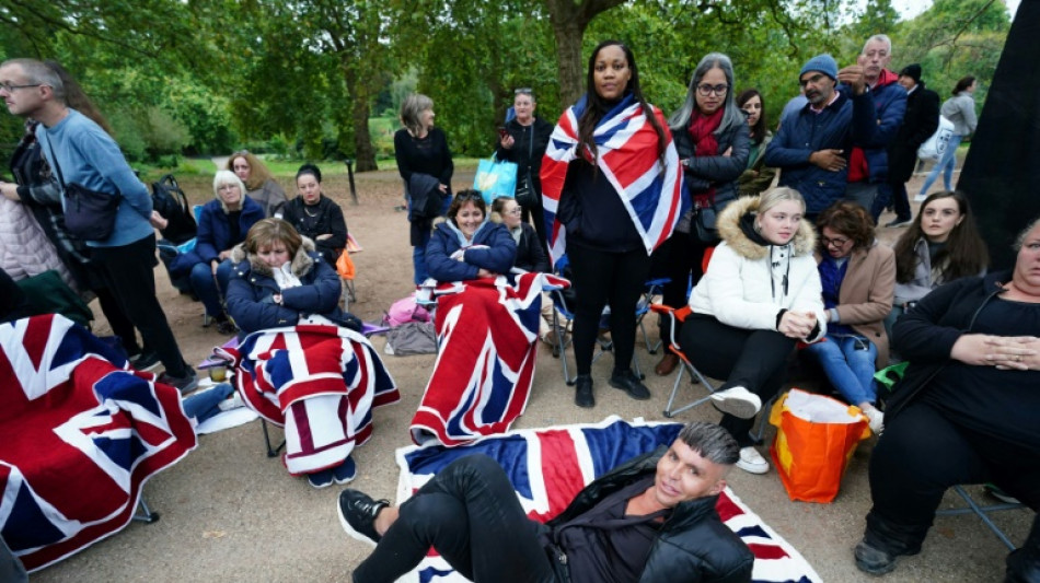 Los brit&aacute;nicos se levantan al alba para despedir a Isabel II