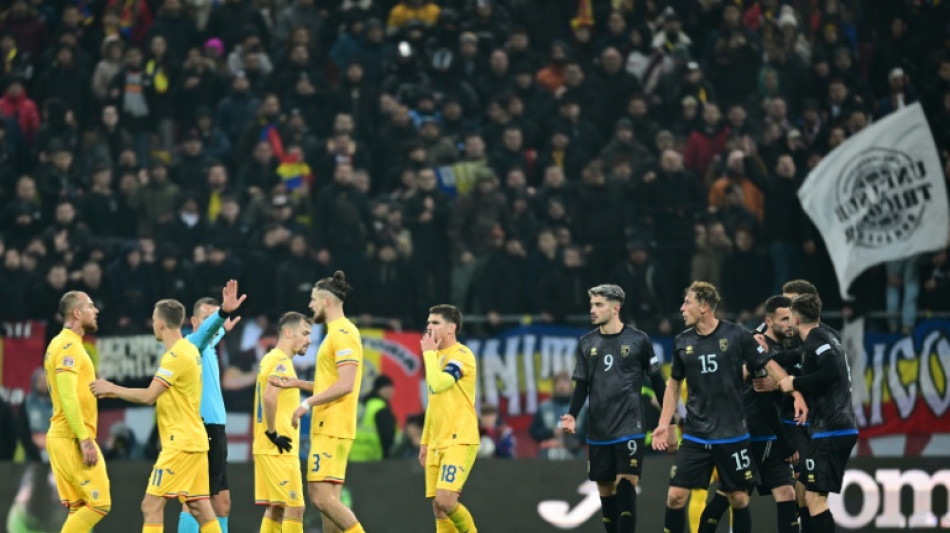 Jogo entre Rom&ecirc;nia e Kosovo &eacute; suspenso por c&acirc;nticos de torcedores