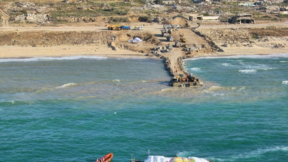 La esperanza de una tregua resurge en Gaza, donde un primer barco descarg&oacute; ayuda humanitaria
