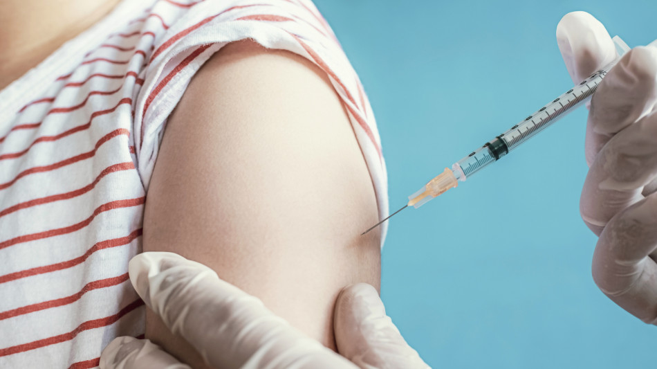 Aifa, poche reazioni avverse ai vaccini(-39%) e il 93,5% &egrave; lieve