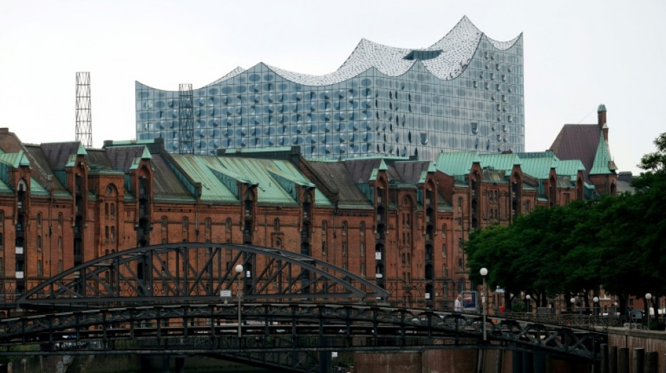 Mann l&auml;sst sich f&uuml;r Essenspause auf Gleis im Hamburger Hauptbahnhof nieder