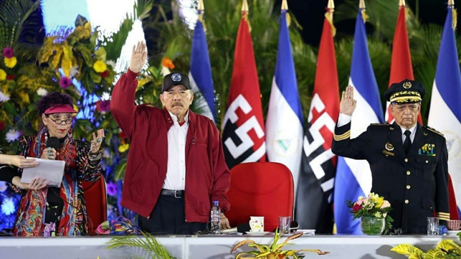 Ortega y su esposa juramentan a 30.000 "polic&iacute;as voluntarios" encapuchados en Nicaragua