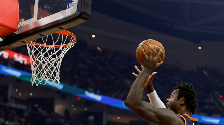 Knicks down Cavaliers to advance in NBA playoffs