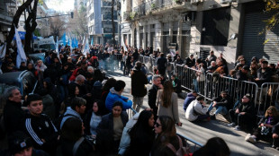 Centenas de apoiadores de Kirchner aguardam notícias sobre sua detenção na Argentina