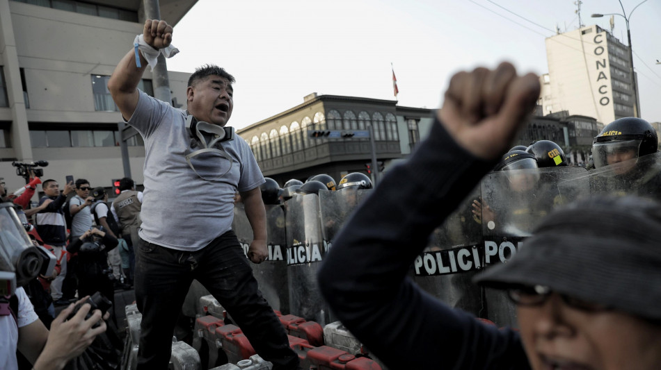 Per&ugrave;, a Lima scontri tra polizia e trasportatori in sciopero