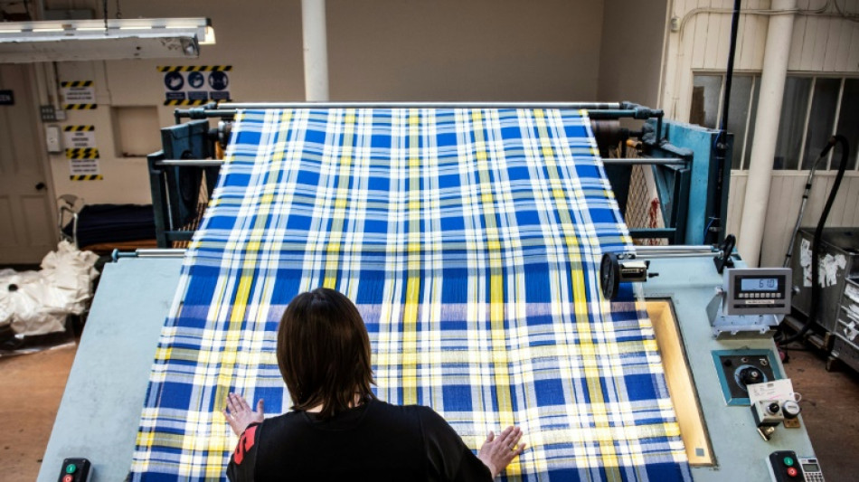 Un tart&aacute;n con los colores de Ucrania arrasa en Escocia