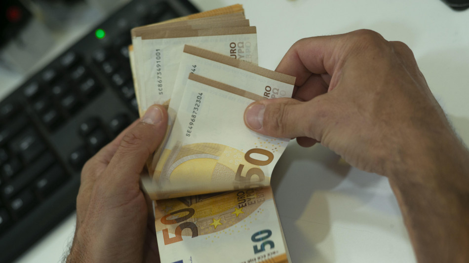 Famiglie puntano su Btp a caccia di rendimenti, gi&ugrave; depositi