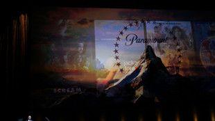 Tom Cruise presenta secuela de Top Gun desde el fuselaje de un avi&oacute;n en vuelo