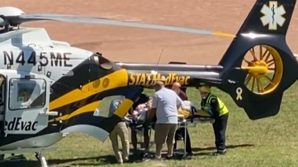 Salman Rushdie da primeras se&ntilde;ales de recuperaci&oacute;n tras ser apu&ntilde;alado