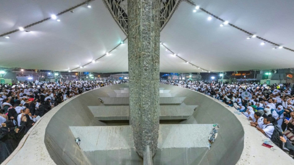 Gl&auml;ubige steinigen symbolisch den Teufel am letzten Tag des Hadsch