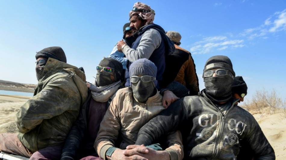 Huir de la miseria, desde el desierto afgano a Ir&aacute;n, cueste lo que cueste