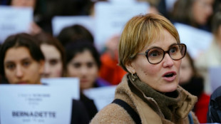 La actriz francesa Judith Godr&egrave;che muestra en Cannes los rostros del #Metoo