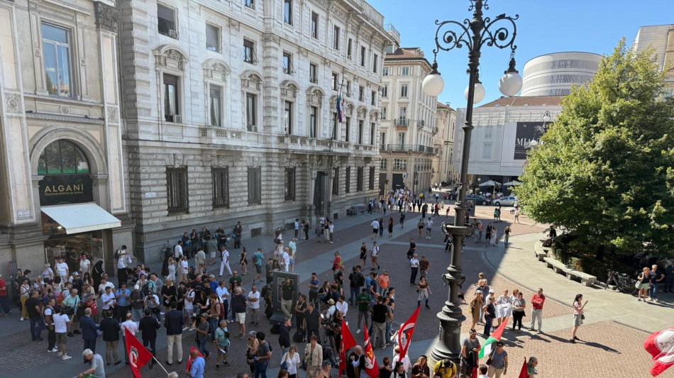 A Milano protesta in piazza Scala: 'La giunta Sala di dimetta'