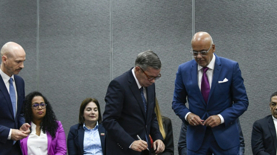 Ex-deputado e quatro opositores deixam a pris&atilde;o na Venezuela ap&oacute;s assinatura de acordo