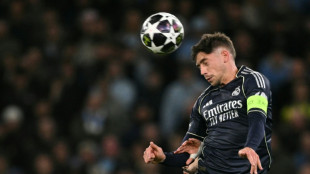 Valverde &eacute; levado para hospital ap&oacute;s briga com Tchouam&eacute;ni em treino do Real Madrid