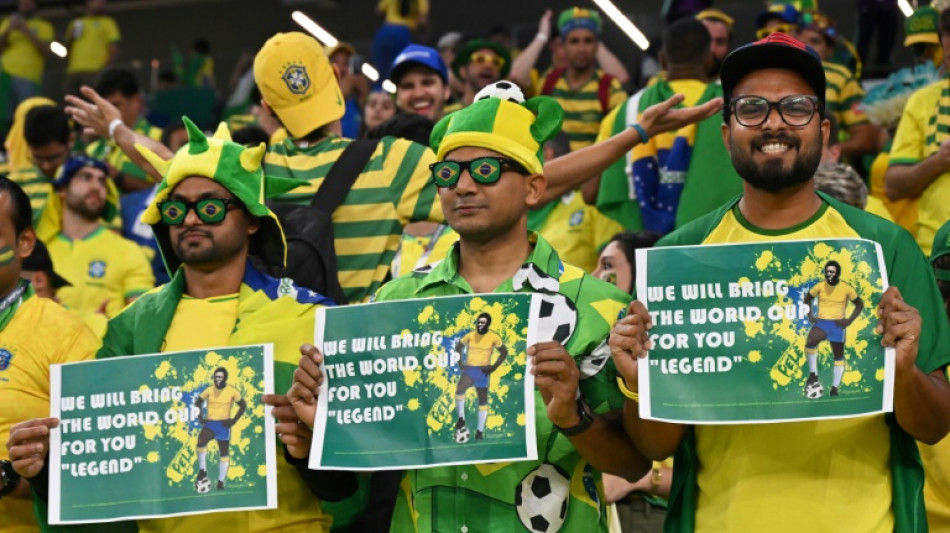 Pel&eacute; mira la final del Mundial en el hospital mientras le masajean los pies