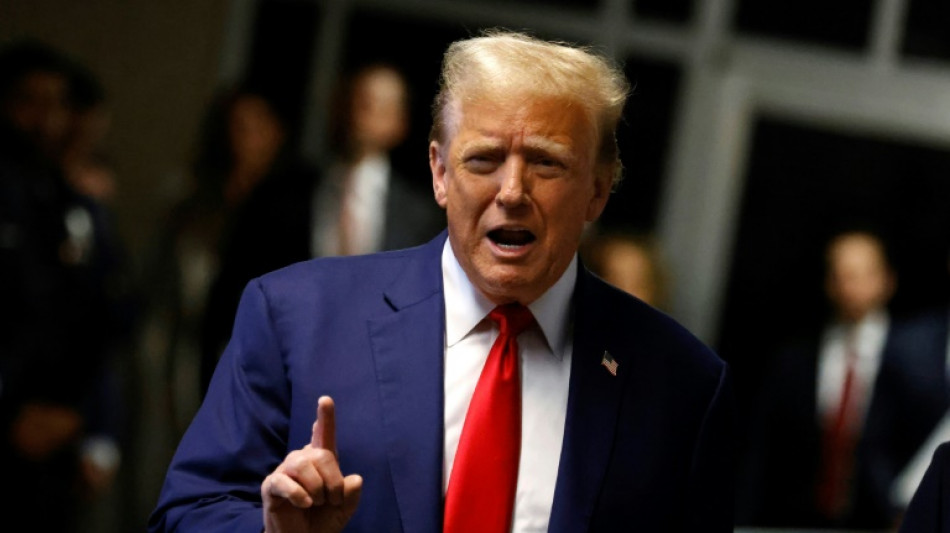 Juiz amea&ccedil;a Trump de pris&atilde;o se ele desobedecer ordens