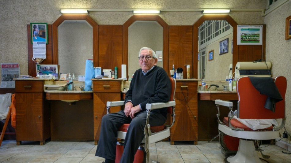 Roger Amilhastre, toujours coiffeur &agrave; 90 ans, ne compte pas raccrocher les ciseaux