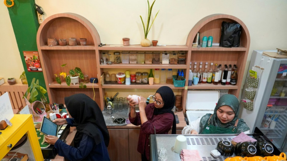 Un caf&eacute; de mujeres en una provincia musulmana sacude la tradici&oacute;n