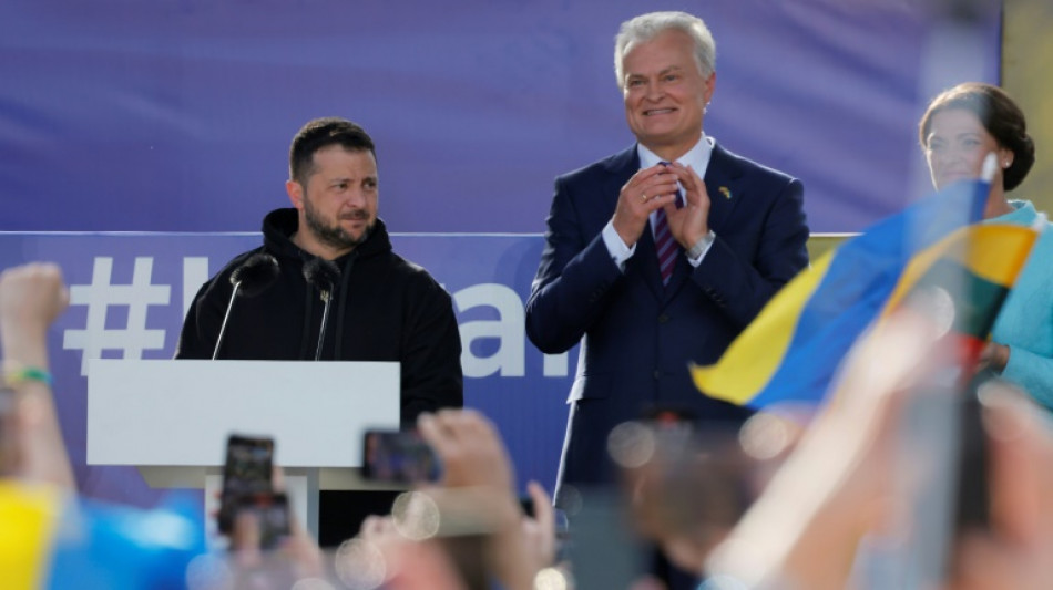 Selenskyj l&auml;sst sich in Vilnius von Bev&ouml;lkerung feiern