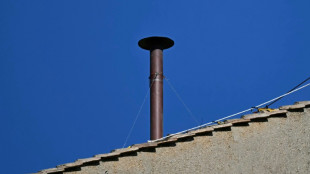 Au Vatican, la chemin&eacute;e qui annoncera l'&eacute;lection du pape a &eacute;t&eacute; install&eacute;e