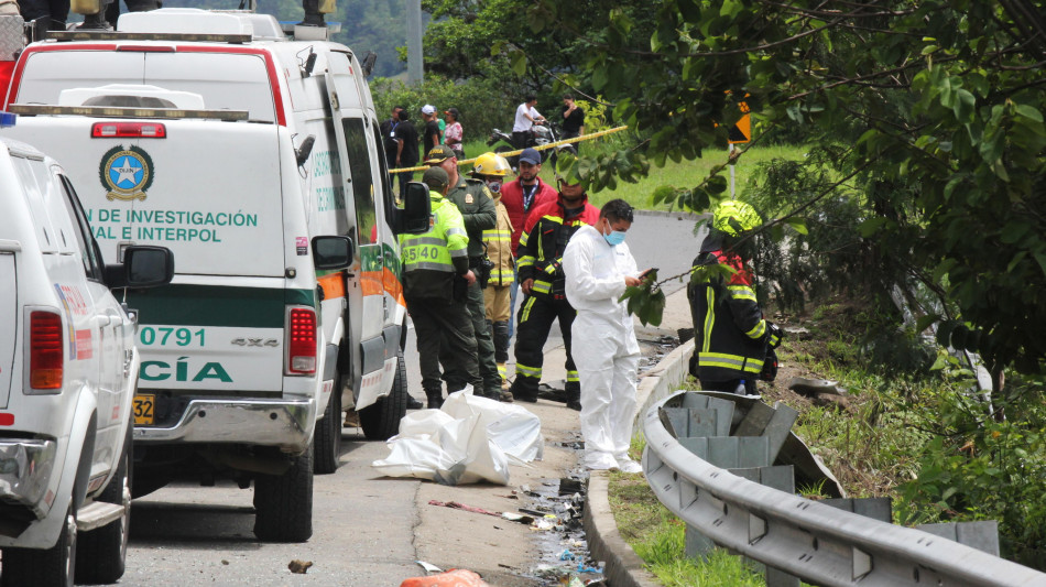Bus gita universitaria si schianta in Colombia, almeno 10 morti