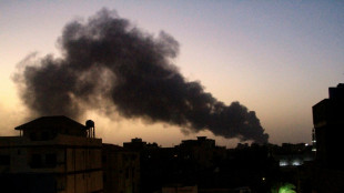 Ataques a&eacute;reos sacuden capital de Sudan mientras bandos acuerdan cese al fuego