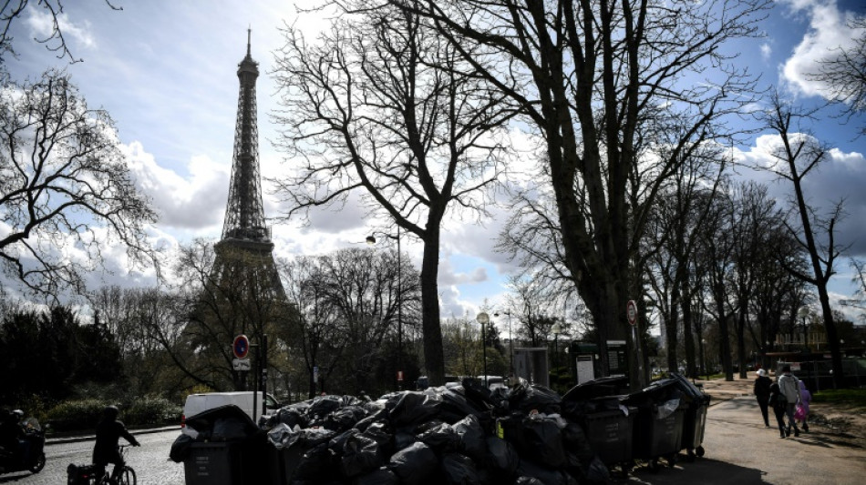Par&iacute;s acumula 10.000 toneladas de basura en sus calles por protesta