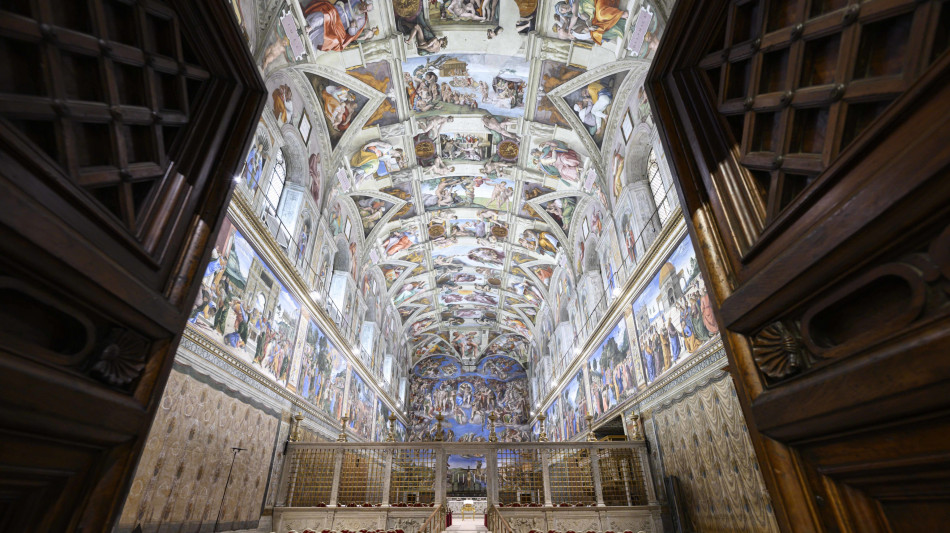 I cardinali elettori entrano nella Cappella Sistina