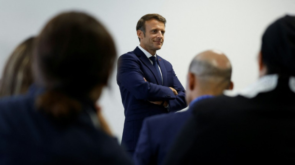 L&eacute;gislatives: Macron, bouscul&eacute; sur sa gauche, &eacute;voque la s&eacute;curit&eacute; en zone rurale