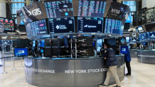 Wall Street commence la semaine sans entrain, en ordre dispers&eacute; 