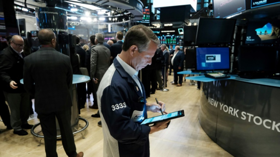 En ordre dispers&eacute;, Wall Street tente de finir la semaine sur une note positive