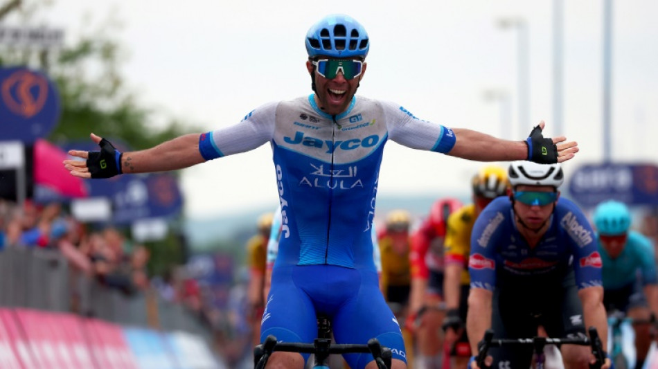 Matthews gana la tercera etapa del Giro y Evenepoel ara&ntilde;a un segundo