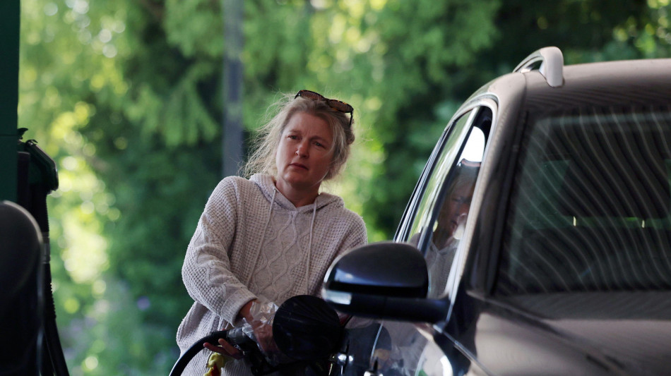 Mimit, prezzo dei carburanti in lieve aumento con diesel a 2,076 euro