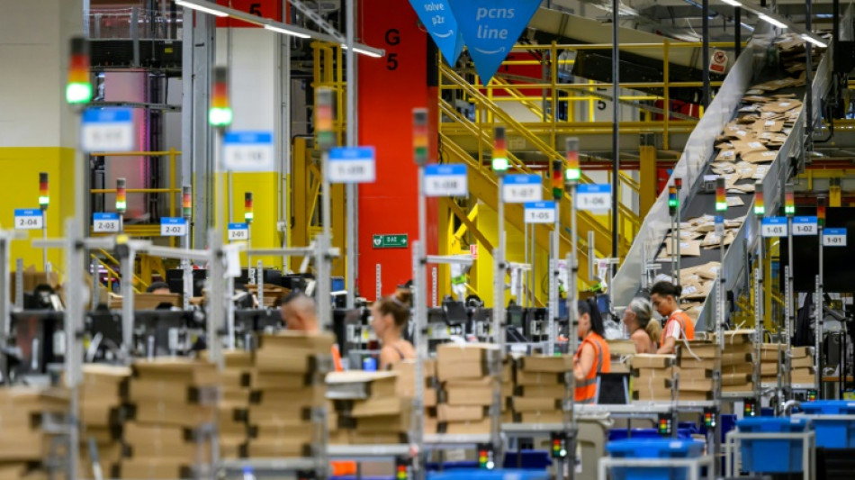 "Derri&egrave;re le clic": Amazon ouvre un entrep&ocirc;t au public et soigne son image