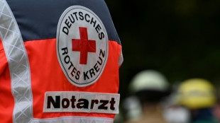 Mann f&auml;llt aus Fenster - mehrere Autos fahren vorbei