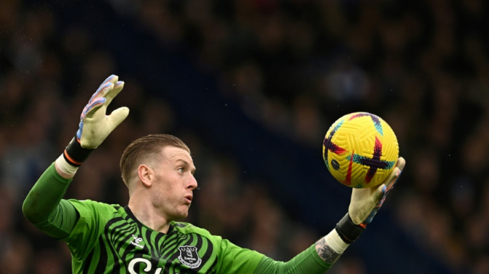 Pickford agrees new contract to stay at Everton