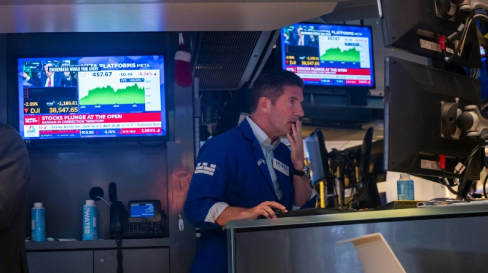 Wall Street ouvre en baisse, dig&egrave;re la remont&eacute;e des taux obligataires