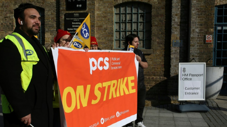 Royaume-Uni: d&eacute;but d'une gr&egrave;ve de cinq semaines dans le service des passeports
