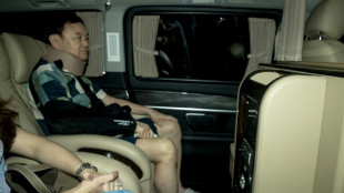 Exgobernante tailand&eacute;s Thaksin regresa a su casa tras ser liberado de hospital