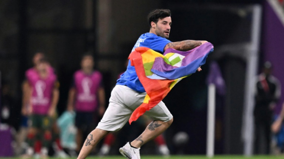 Mondial: l'envahisseur de terrain au drapeau arc-en-ciel a &eacute;t&eacute; rel&acirc;ch&eacute;
