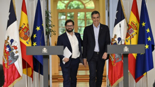 Espa&ntilde;a y Chile firman un protocolo sobre memoria hist&oacute;rica en la visita de Boric