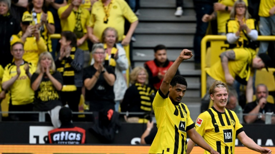 Haller helps Dortmund thump Gladbach to stay on Bayern's heels