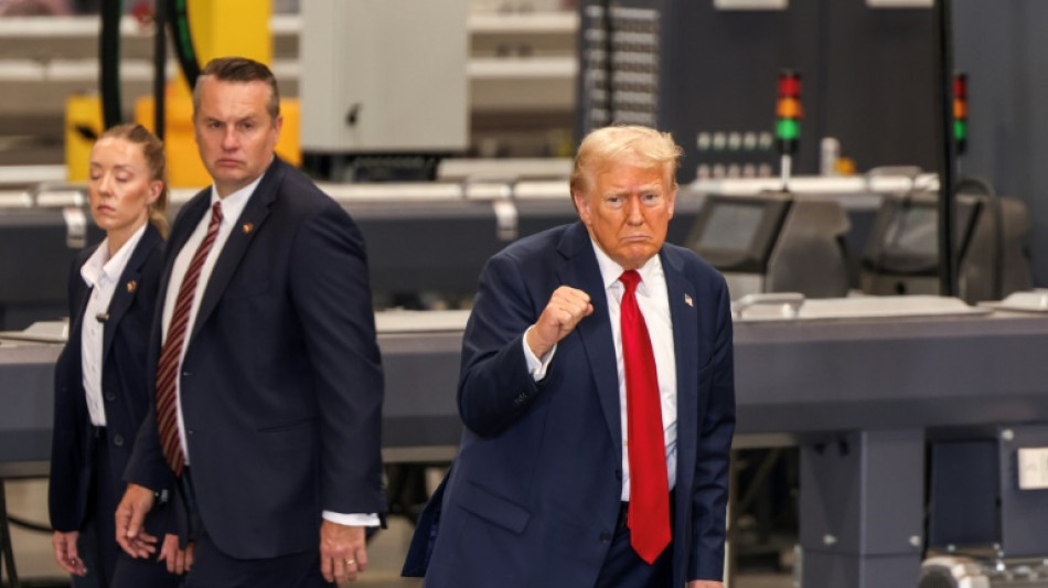 Trump diz que 'explodiria em peda&ccedil;os' o Ir&atilde; se pa&iacute;s amea&ccedil;asse candidato &agrave;s elei&ccedil;&otilde;es dos EUA