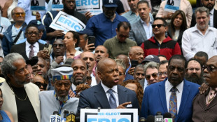 Prefeito de NY anuncia candidatura &agrave; reelei&ccedil;&atilde;o com cr&iacute;ticas a rival Mamdani